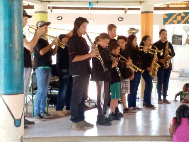 Administração de Nova Laranjeiras Incentiva Musica nas Escolas atraves da Banda Municipal